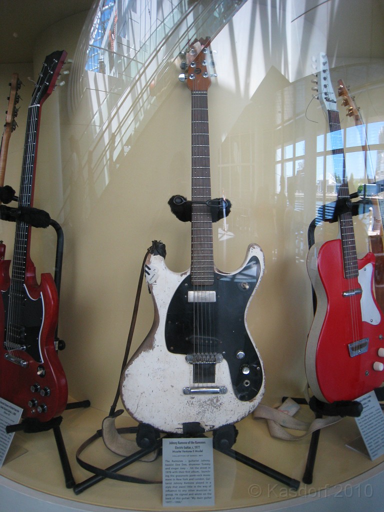Rock n Roll Hall of Fame 2010 225.jpg - Johnny Ramone of the Ramones... his guitar.